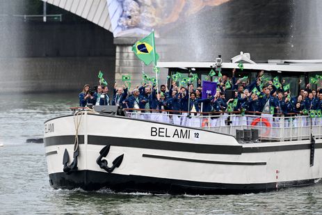 Reuters/Angelika Warmuth/Proibida reprodução Paris 2024 Olympics - Opening Ceremony - Paris, France - July 26, 2024. Athletes of Brazil aboard a boat in the floating parade on the river Seine during the opening ceremony. Reuters/Angelika Warmuth/Proibida reprodução
