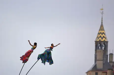 Reuters/Adnan Abidi/Proibida reprodução Paris 2024 Olympics - Opening Ceremony - Paris, France - July 26, 2024. General view of performers by the Conciergerie during the opening ceremony. REUTERS/Adnan Abidi