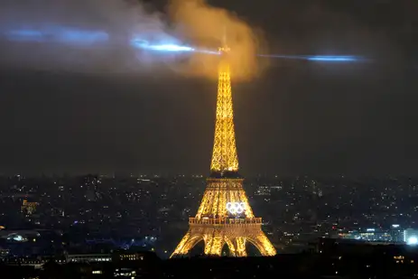 Reuters/Brian Inganga/Proibida reprodução Paris 2024 Olympics - Opening Ceremony - Paris, France - July 26, 2024. A laser show is projected from the Eiffel Tower during the opening ceremony of the 2024 Summer Olympics. Brian Inganga/Pool via REUTERS