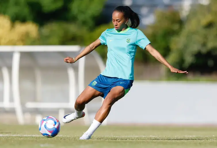Rafael Ribeiro/CBF/Direitos Reservados Adriana - atacante - seleção brasileira feminina de futebol - antes da estreia em Paris 2024