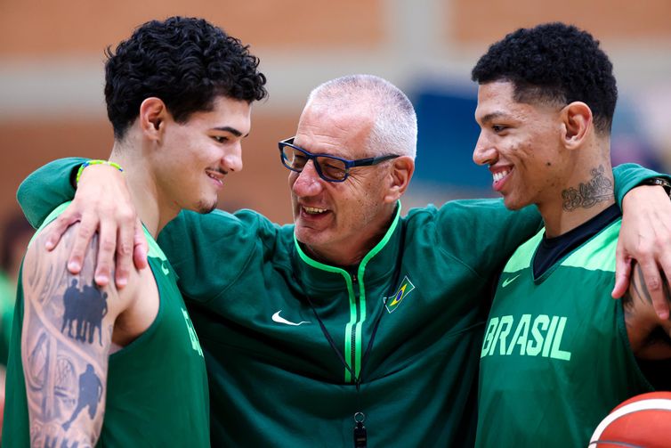 Wander Roberto/COB/Direitos Reservados Gui Santos, Petrovic, Didi, seleção brasleira de basquete masculino - Paris 2024 - Brasil
