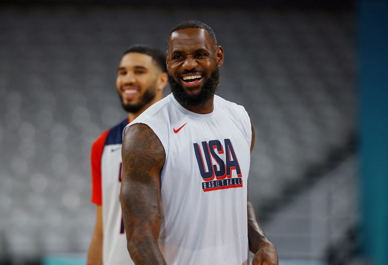 Reuters/Brian Snyder/Direitos Reservados Paris 2024 Olympics - Basketball Training - Pierre Mauroy Stadium, Villeneuve-d'Ascq, France - July 24, 2024. LeBron James of the U.S. during training. REUTERS/Brian Snyder