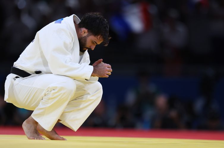 Luiza Moraes/COB/Direitos Reservados 2024.07.31 - Jogos Olímpicos Paris 2024 - Judô masculino. O atleta brasileiro Rafael Macedo (de branco) em duelo contra o francês Maxime-Gaël Ngayap Hambou na disputa da medalha de bronze pela categoria até 90kg. Foto: Luiza Moraes/COB