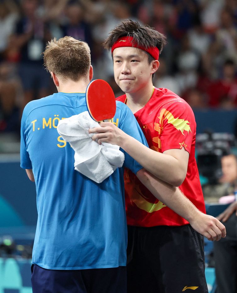 Reuters/Isabel Infantes/Direitos Reservados Paris 2024 Olympics - Table Tennis - Men's Singles Round of 32 - South Paris Arena 4, Paris, France - July 31, 2024. Truls Moregard of Sweden and Chuqin Wang of China at the end of their round of 32 match. REUTERS/Isabel Infantes