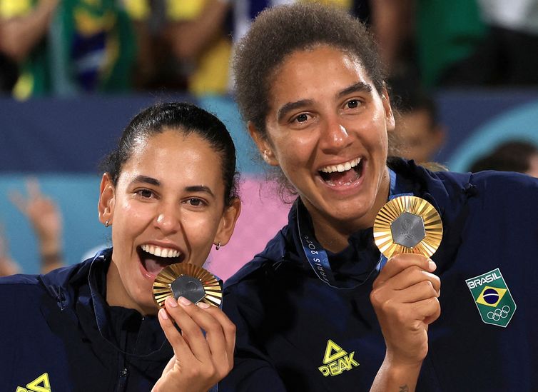 REUTERS/Esa Alexander /Proibida reprodução Paris 2024 Olympics - Beach Volleyball - Women's Victory Ceremony - Eiffel Tower Stadium, Paris, France - August 10, 2024.
Gold medallists Ana Patricia Silva Ramos of Brazil and Eduarda Santos Lisboa of Brazil pose with medals. REUTERS/Esa Alexander REFILE - CORRECTING DATE FROM