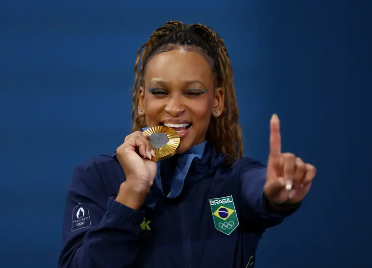 REUTERS/Hannah Mckay/Proibida reprodução Paris 2024 Olympics - Artistic Gymnastics - Women's Floor Exercise Victory Ceremony - Bercy Arena, Paris, France - August 05, 2024.
Gold medallist Rebeca Andrade of Brazil celebrates with her medal. REUTERS/Hannah Mckay
