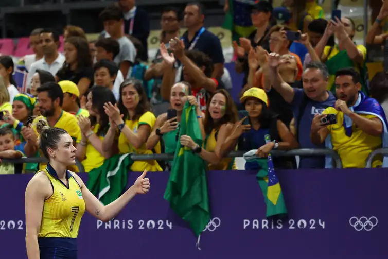 REUTERS/Siphiwe Sibeko/Proibida reprodução Paris 2024 Olympics - Volleyball - Women's Semifinals - Brazil vs United States - South Paris Arena 1, Paris, France - August 08, 2024. Rosamaria Montibeller of Brazil gestures as she walks off the court after losing the match against United States. Reuters/Siphiwe Sibeko/Proibida reprodução