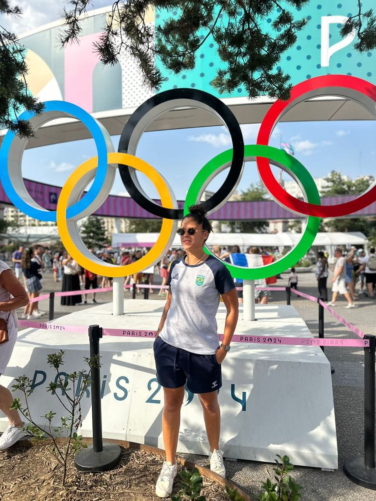 Carolina Pires/Acervo Pessoal Carolina Pires - demonstração de handebol de praia em Paris 2024 - universitária atleta do JUBs Praia no Rio de Janeiro