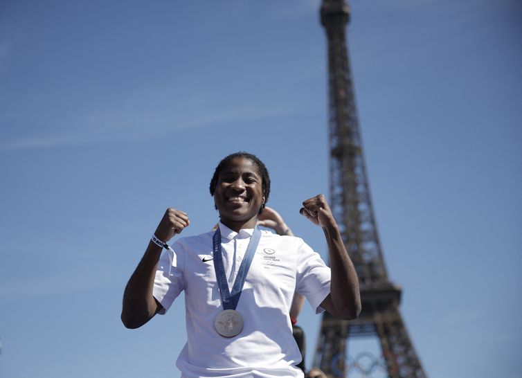 Reuters/Louisa Gouliamaki/Direitos Reservados Paris 2024 Olympics - Champions Park medallists celebrations - Champions Park, Paris, France - August 10, 2024. Women's 75kg boxing bronze medallist Cindy Winner Djankeu Ngamba poses during the Champions Park medallists celebrations in front of the Eiffel Tower REUTERS/Louisa Gouliamaki