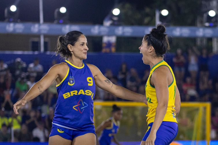 Carolina Pires/Acervo Pessoal Cinthya Piquet e Carolina Pires (mãe e filha) - demonstração do handebol de praia em Paris 2024