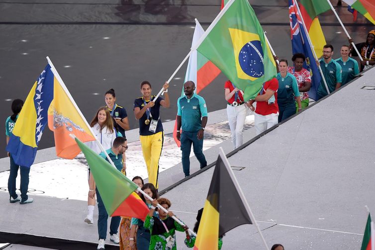 Alexandre Loureiro/COB/Direitos Reservados Duda e Ana Patrícia conduzem bandeira do Brasil na cerimônia de encerramento de Paris 2024 - em 11/08/2024