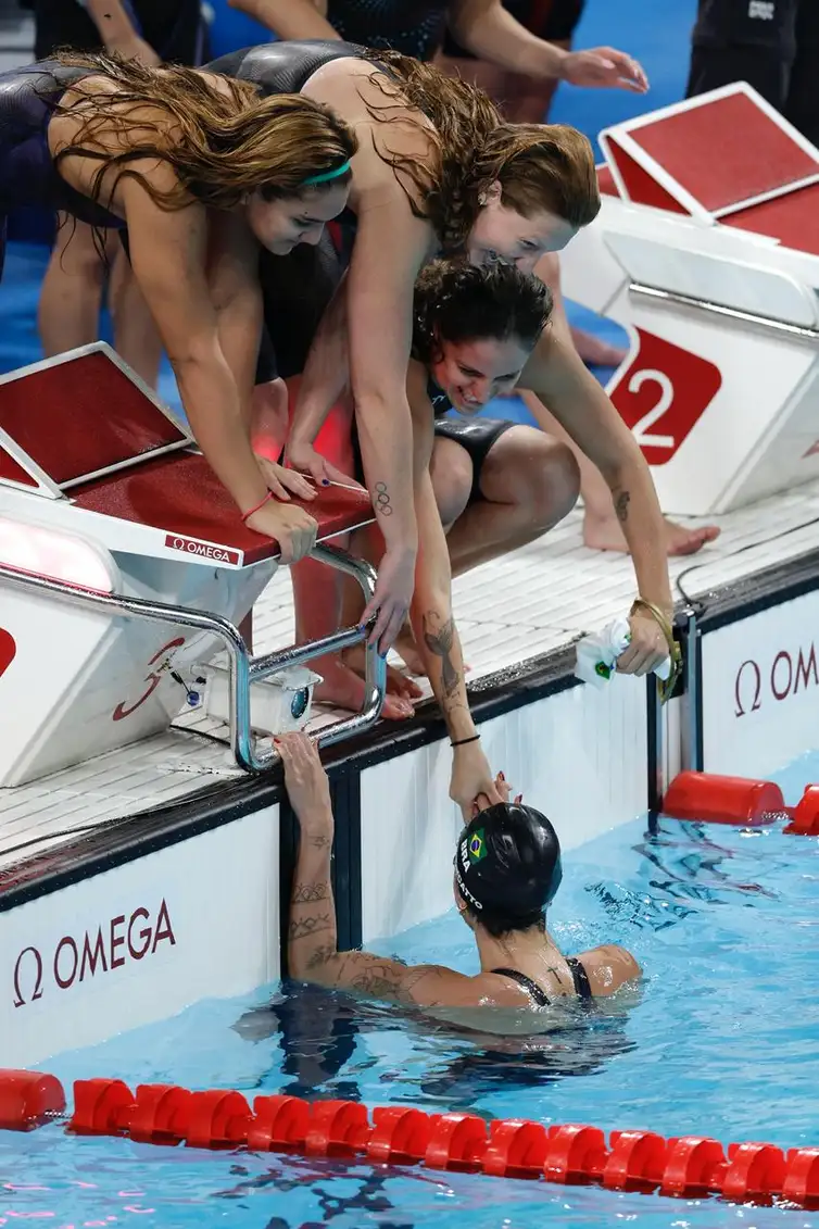 Sátiro Sodré/CBDA/Direitos Reservados equipe brasileira feminina de natação se classifica à final do revezamento 4x100m em Paris 2024 - em 01/08/2024