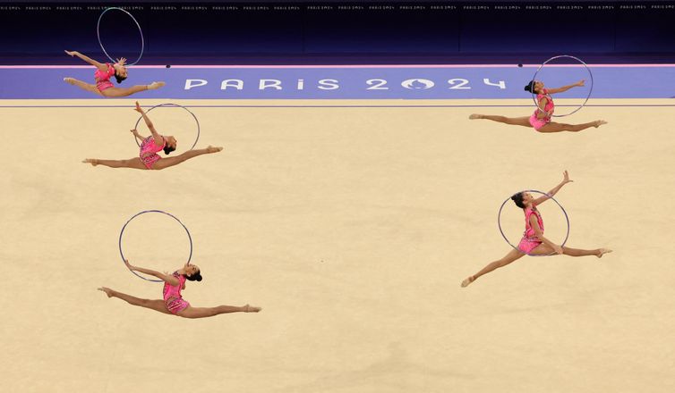 Reuters/Mike Blake/Direitos Reservados Paris 2024 Olympics - Rhythmic Gymnastics - Group All-Around Qual. - Part 1 of 2 - Porte de La Chapelle Arena, Paris, France - August 09, 2024. Team Brazil performs with the hoops. REUTERS/Mike Blake