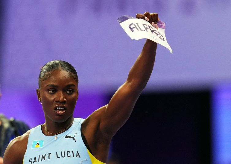Reuters/Aleksandra Szmigiel/Direitos Reservados Paris 2024 Olympics - Athletics - Women's 100m Final - Stade de France, Saint-Denis, France - August 03, 2024. Julien Alfred of Saint Lucia reacts after winning gold. REUTERS/Aleksandra Szmigiel