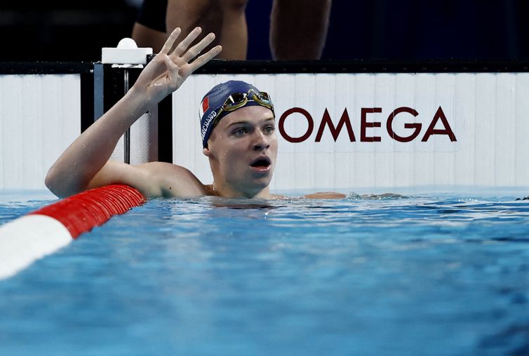 Reuters/Clodagh Kilcoyne/Direitos Reservados Paris 2024 Olympics - Swimming - Men's 200m Individual Medley Final - Paris La Defense Arena, Nanterre, France - August 02, 2024. Leon Marchand of France gestures after winning gold and setting a new Olympic record. REUTERS/Clodagh Kilcoyne