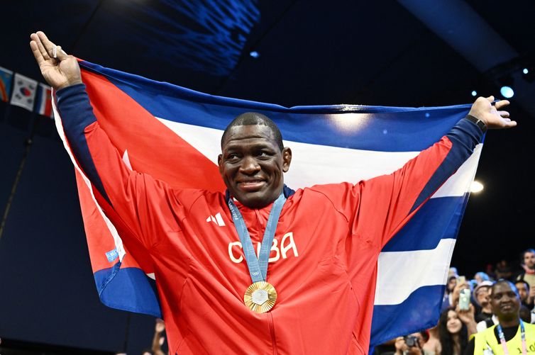 Reuters/Arlette Bashizi/Direitos Reservados Paris 2024 Olympics - Wrestling - Men's Greco-Roman 130kg Victory Ceremony - Champ-de-Mars Arena, Paris, France - August 06, 2024. Gold medallist Mijain Lopez Nunez of Cuba celebrates during the ceremony. REUTERS/Arlette Bashizi