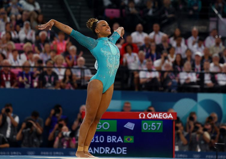 REUTERS/Hannah Mckay/Direitos Reservados Paris 2024 Olympics - Artistic Gymnastics - Women's Floor Exercise Final - Bercy Arena, Paris, France - August 05, 2024. Rebeca Andrade of Brazil in action. REUTERS/Hannah Mckay