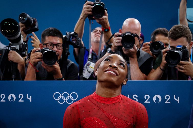 REUTERS/Hannah Mckay/Direitos Reservados FILE PHOTO: Paris 2024 Olympics - Artistic Gymnastics - Women's Vault Final - Bercy Arena, Paris, France - August 03, 2024. Simone Biles of United States reacts after her performance. REUTERS/Hannah Mckay