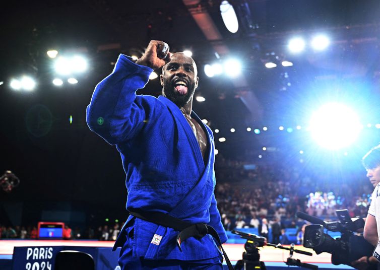 Reuters/Arlette Bashizi/Direitos Reservados Paris 2024 Olympics - Judo - Mixed Team Final - Champ de Mars Arena, Paris, France - August 03, 2024. Teddy Riner of France reacts after they won their match against Japan. REUTERS/Arlette Bashizi TPX IMAGES OF THE DAY