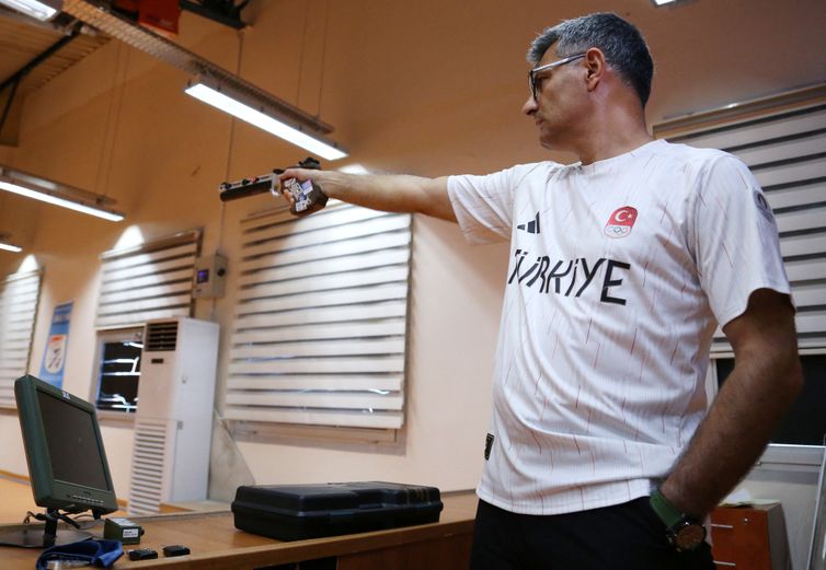 Reuters/Cagla Gurdogan/Direitos Reservados Turkish shooter Yusuf Dikec, who won the silver in the mixed team 10-meter air pistol event in Paris 2024 Olympics combined with Sevval Ilayda Tarhan, is pictured during a training in Ankara, Turkey, August 8, 2024. REUTERS/Cagla Gurdogan