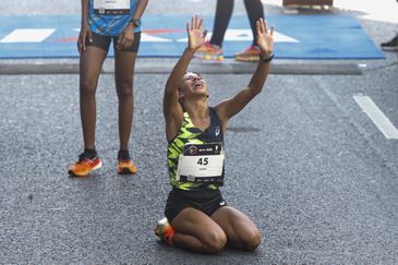 Paulo Pinto/Agência Brasil São Paulo (SP), 31/12/2024 - A brasileira Núbia de Oliveira (45) chega na terceira posição na pisputa da 99ª Corrida Internacional da São Silvestre. A tradicional corrida de rua tem expectativa de receber cerca de 37.500 corredores, público recorde.
O percurso da São Silvestre tem largada na Avenida Paulista (entre as ruas Frei Caneca e Augusta), vai até o Centro histórico e volta para a Paulista pela subida da Avenida Brigadeiro Luiz Antônio - difíceis quilômetros finais. Acaba em frente ao prédio da Fundação Cásper Líbero.
Foto: Paulo Pinto/Agência Brasil