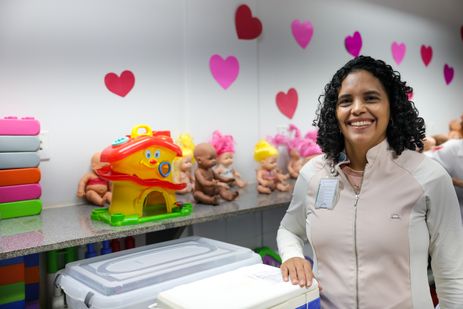 Fabio Rodrigues-Pozzebom/ Agência Brasil Brasília (DF) 15/04/2025 A Secretaria de Saúde do DF promove um dia de vacinação infantil na Creche Sempre Viva, na cidade satélite de Ceilândia, DF. A enfermeira Thais Alves Pereira, fala com a Agência Brasil Foto: Fabio Rodrigues-Pozzebom/ Agência Brasil