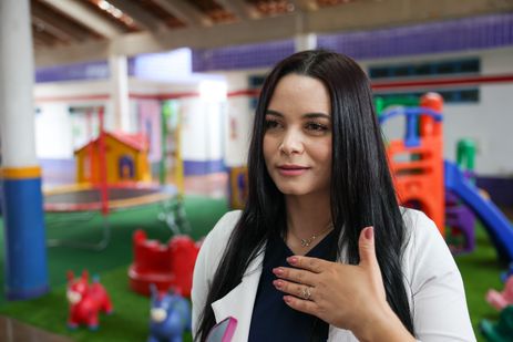 Fabio Rodrigues-Pozzebom/ Agência Brasil Brasília (DF) 15/04/2025 A Secretaria de Saúde do DF promove um dia de vacinação infantil na Creche Sempre Viva, na cidade satélite de Ceilândia, DF. A diretora da creche, Josy Gabriela Cordeiro, fala com a Agência Brasil Foto: Fabio Rodrigues-Pozzebom/ Agência Brasil