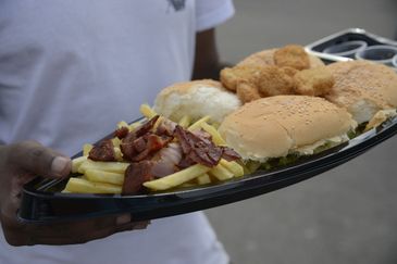 Fernando Frazão/Agência Brasil Emerson Farias comprou um barco de hamburguer na Feira Nacional do Podrão, que reúne opções de lanches e gastronomia popular de rua no Terreirão do Samba, no centro da cidade.