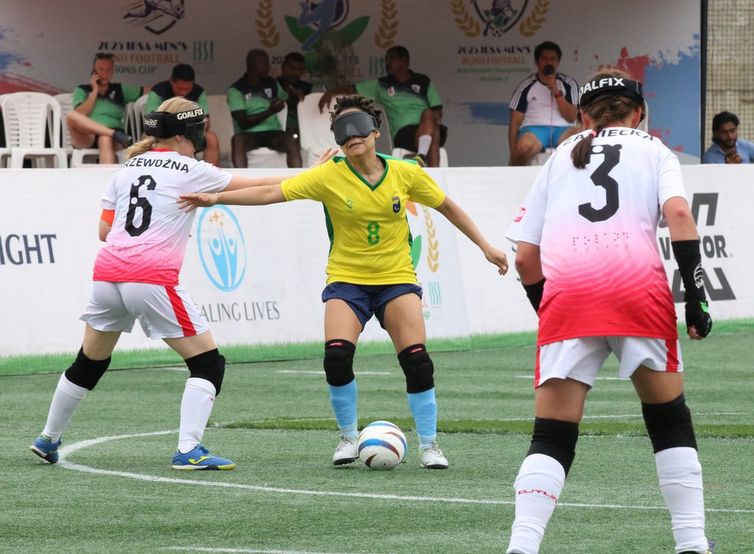 Copa do Mundo de futebol de cegas -  Ao centro, Sarah (camisa 8) é marcada pela zaga da Polônia - Brasil empata em 0 a 0 e avança às semifinais - em 8/10/2025 