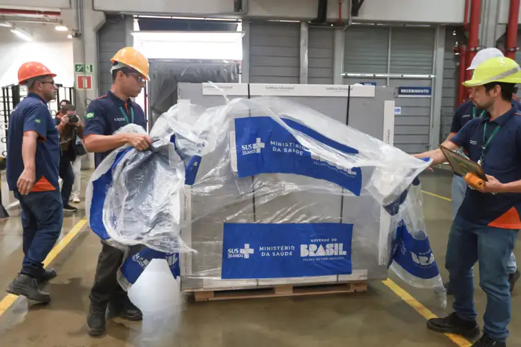 São Paulo (SP), 09/10/2025 - Ministério da Saúde recebe lote com 2,5 mil unidades do antídoto fomepizol.
Foto: Pulo Pinto/Agência Brasil