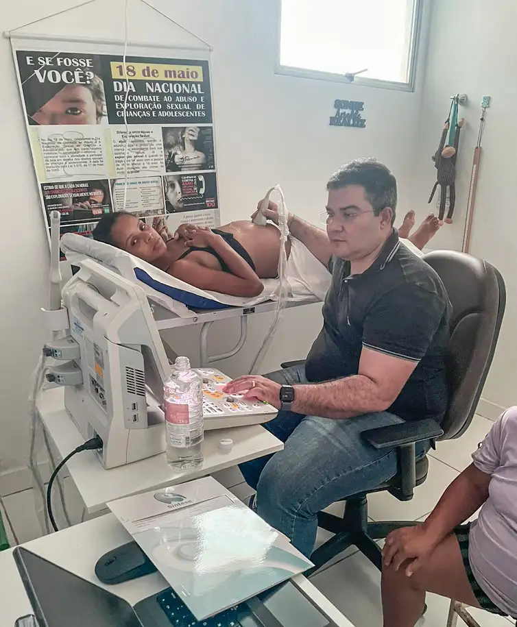 Rio de Janeiro (RJ), 27/05/2026 –  A mortalidade materna no Brasil está muito diferente do que foi há 20 anos. E a mudança foi para melhor. A análise é do enfermeiro obstétrico Renné Costa, membro do Conselho Federal de Enfermagem (Cofen).
Formação de enfermeiros obstétricos contribui para redução da mortandade materna.
Foto: Renné Costa/Arquivo pessoal
