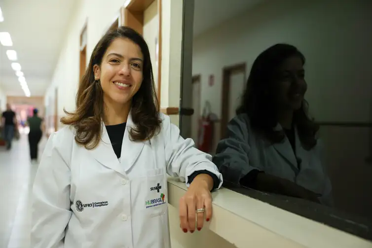 Rio de Janeiro (RJ), 26/05/2026 – A chefe da Unidade da Saúde da Mulher da Maternidade Escola UFRJ, Maria Isabel Peixoto posa para foto na instituição, na zona sul do Rio de Janeiro.
Foto: Tomaz Silva/Agência Brasil