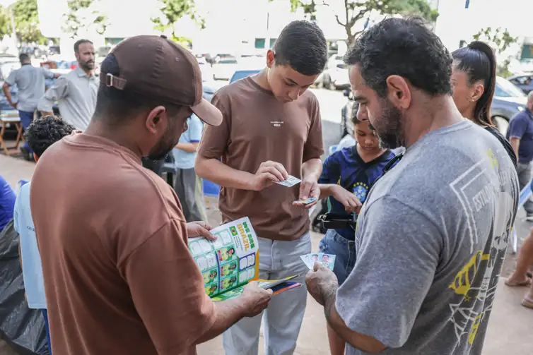 Joédson Alves/Agência Brasil Brasília (DF), 17/06/2026 - Vendedores, revendedores e colecionadores em busca das figurinhas que faltam para completar o álbum da Copa do Mundo se reúnem para comercializar em uma banca de jornal.
Foto: Joédson Alves/Agência Brasil