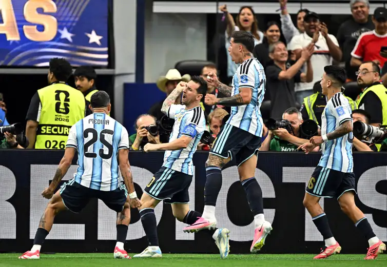 Reuters/MARIA LYSAKER/Proibida reprodução Soccer Football - FIFA World Cup 2026 - Group J - Argentina v Austria - Dallas Stadium, Arlington, Texas, U.S. - June 22, 2026
Argentina's Lionel Messi celebrates scoring their first goal with Enzo Fernandez, Facundo Medina and Thiago Almada IMAGN IMAGES via Reuters/Maria Lysaker TPX IMAGES OF THE DAY