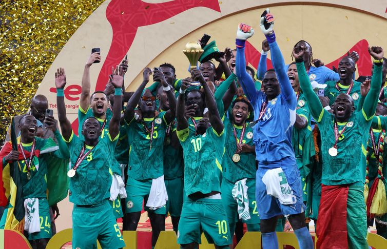 Reuters/Amr Abdallah Dalsh/Proibida reprodução Soccer Football - CAF Africa Cup of Nations - Morocco 2025 - Final - Senegal v Morocco - Prince Moulay Abdellah Stadium, Rabat, Morocco - January 18, 2026 Senegal's Sadio Mane lifts the trophy with teammates as they celebrate after winning the Africa Cup of Nations REUTERS/Amr Abdallah Dalsh