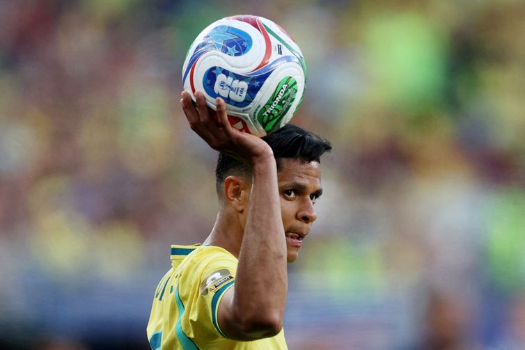 REUTERS/John Sibley/ Proibido reprodução Soccer Football - FIFA World Cup 2026 - Group C - Brazil v Morocco - New York/New Jersey Stadium, East Rutherford, New Jersey, U.S. - June 13, 2026 Brazil's Douglas Santos prepares to take a free kick REUTERS/John Sibley