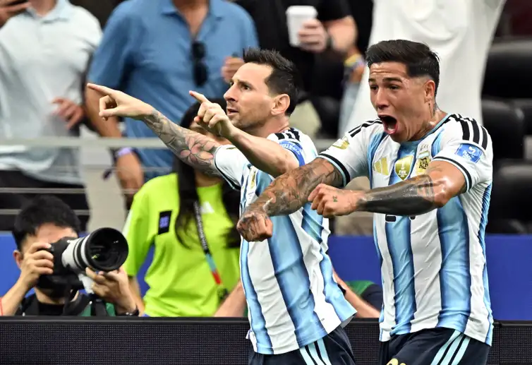 Reuters/MARIA LYSAKER/Proibida reprodução Soccer Football - FIFA World Cup 2026 - Group J - Argentina v Austria - Dallas Stadium, Arlington, Texas, U.S. - June 22, 2026 Argentina's Lionel Messi celebrates scoring their first goal with Enzo Fernandez IMAGN IMAGES via Reuters/Maria Lysaker