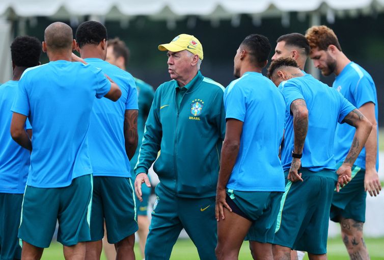 Soccer Football - FIFA World Cup 2026 - Brazil Training - Columbia Park Training Facility, Morristown, New Jersey, U.S. - June 23, 2026  Brazil coach Carlo Ancelotti with his players during training IMAGN IMAGES via Reuters/Vincent Carchietta