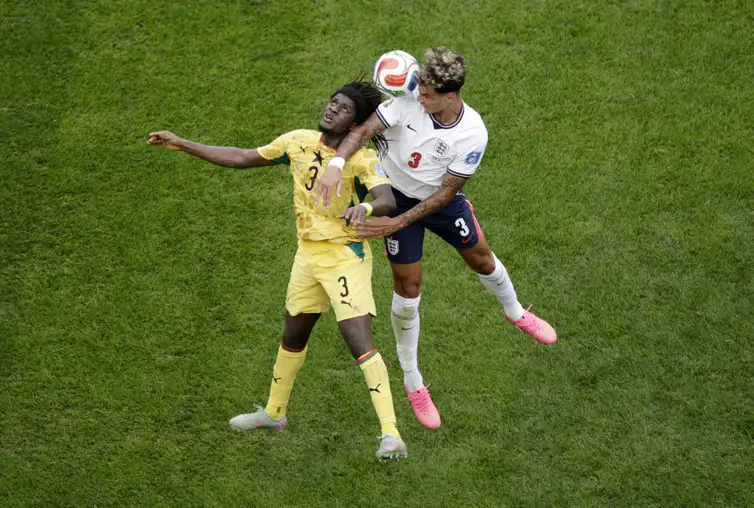 REUTERS/Pilar Olivares/Proibida reprodução Soccer Football - FIFA World Cup 2026 - Group L - England v Ghana - Boston Stadium, Foxborough, Massachusetts, U.S. - June 23, 2026 Ghana's Caleb Yirenkyi in action with England's Nico O'Reilly REUTERS/Pilar Olivares