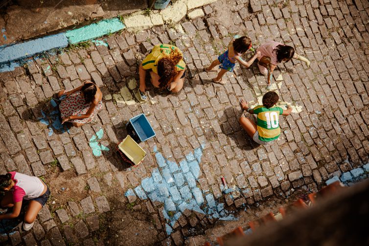 Rio de Janeiro (RJ), 12/06/2026 - Moradores fazem pintura na Rua Capiberibe para os jogos da Copa do Mundo de Futebol 2026. Foto: Tatiana Chain/Divulgação