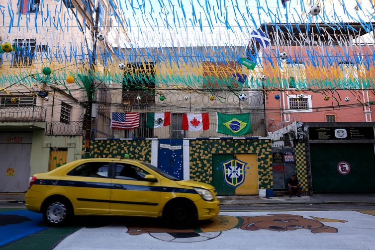 Rio de Janeiro (RJ), 09/06/2026 - Rua Pereira Nunes, em Vila Isabel, zona norte da cidade, pintada e enfeitada para a Copa do Mundo de Futebol 2026.  Foto: Tânia Rêgo/Agência Brasil