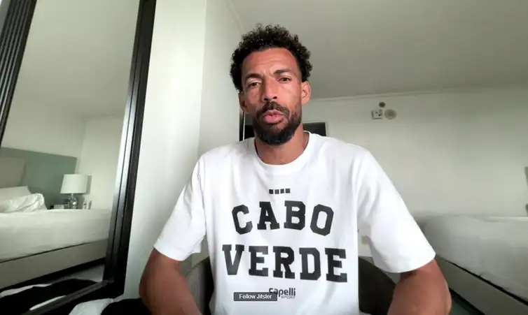 Entrevista do jogador de futebol e goleiro de Cabo Verde, Vozinha, a Telesur e à TV Brasil. Frame: Telesur/TV Brasil/Reprodução