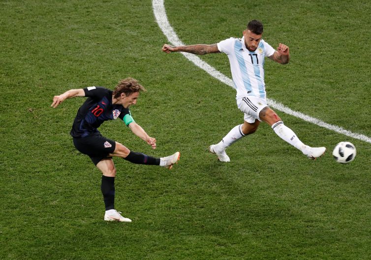 Carlos Barria/Reuters/Direitos reservados Copa 2018: Argentina e Croácia. Luka Modric, da Croácia, marca o segundo gol da equipe.