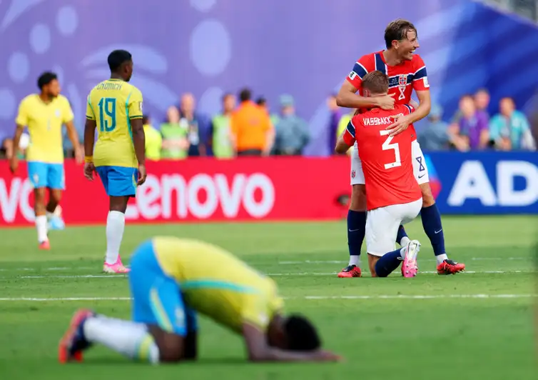 Reuters/Mike Segar/Proibida reprodução Soccer Football - FIFA World Cup 2026 - Round of 16 - Brazil v Norway - New York New Jersey Stadium, East Rutherford, New Jersey, U.S. - July 5, 2026
Norway's Kristoffer Ajer and Sander Berge celebrate after the match as Noway qualify for the quarter finals of the World Cup REUTERS/Mike Segar