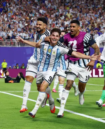 REUTERS/Agustin Marcarian/Proibida Reprodução Soccer Football - FIFA World Cup 2026 - Quarter Final - Argentina v Switzerland - Kansas City Stadium, Kansas City, Missouri, U.S. - July 11, 2026 Argentina's Julian Alvarez celebrates scoring their second goal with Cristian Romero and Jose Manuel Lopez REUTERS/Agustin Marcarian