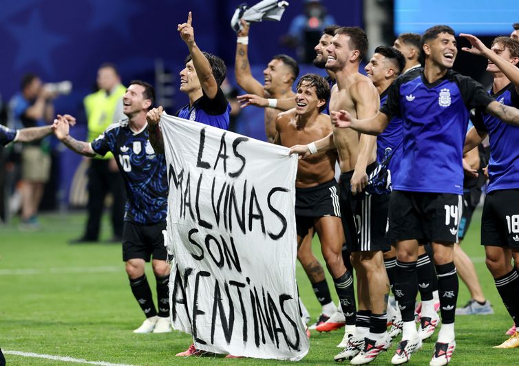 REUTERS/Amanda Perobelli/Proibida reprodução Soccer Football - FIFA World Cup 2026 - Semi Final - England v Argentina - Atlanta Stadium, Atlanta, Georgia, U.S. - July 15, 2026 Argentina's Lisandro Martinez and Giovani Lo Celso celebrate with a banner after the match as Argentina qualify for the final of the World Cup REUTERS/Amanda Perobelli