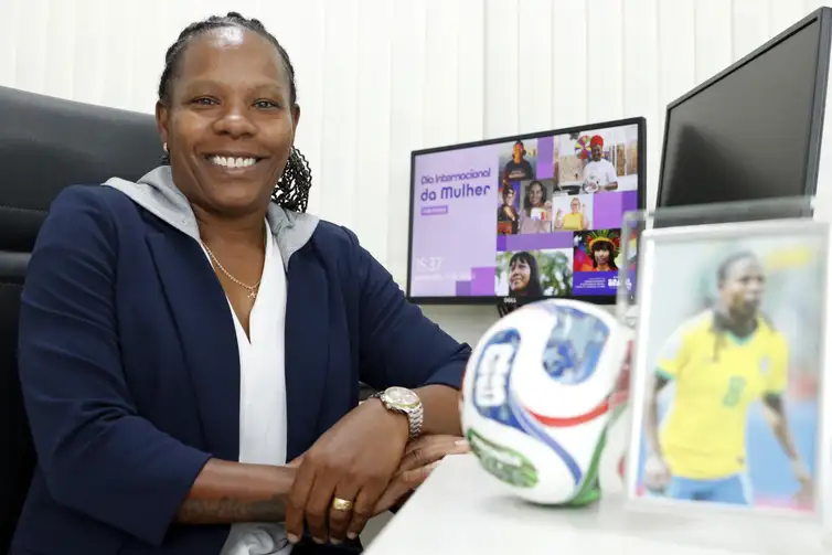 Bruno Peres/Agência Brasil Brasília (DF), 12/03/2026 - Mulheres no Futebol. Formiga, ex-jogadora da Seleção Brasileira de Futebol, atualmente atua no cargo de Diretora de Políticas de Futebol e de Promoção do Futebol Feminino no Ministério do Esporte. Foto: Bruno Peres/Agência Brasil